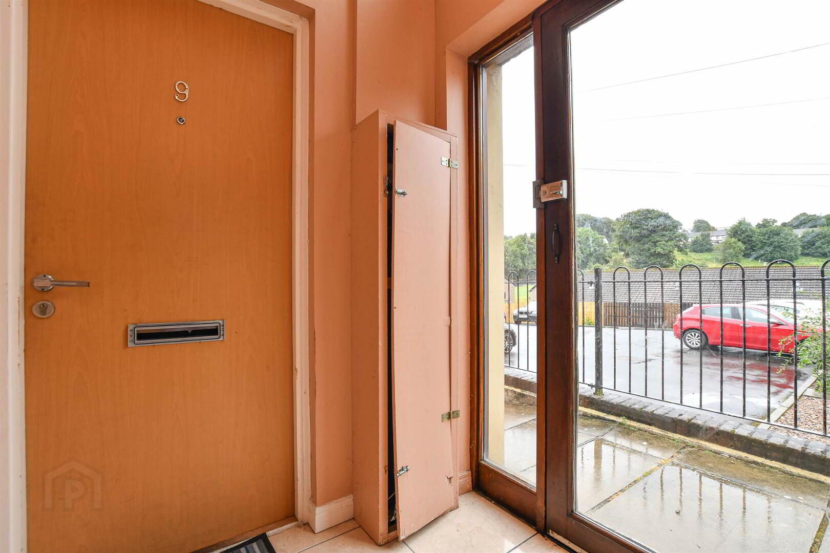 9 Meadowfields Close 4 of 13