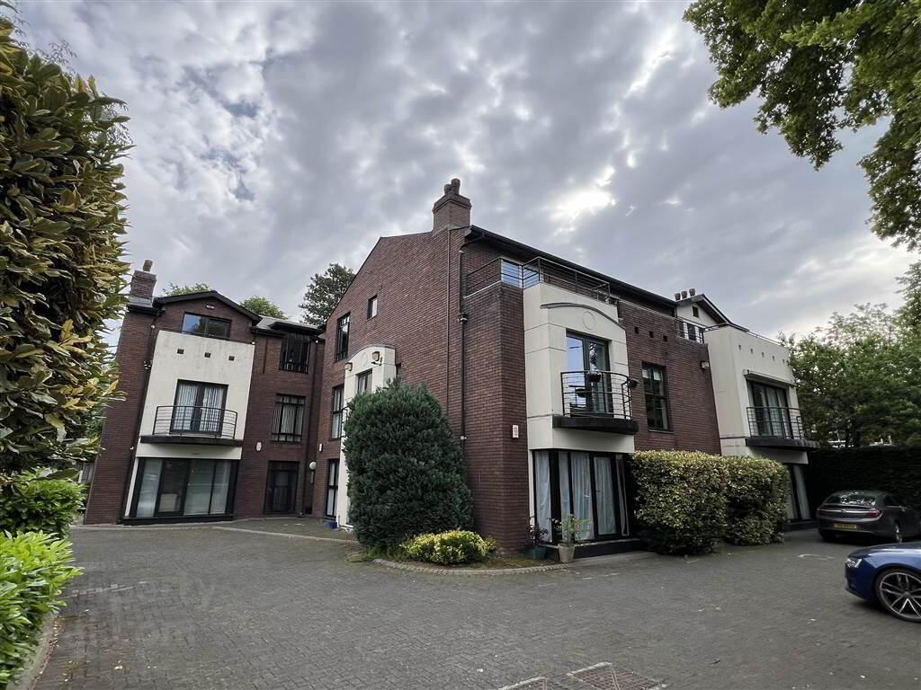 Balmoral Manor, 78 Balmoral Avenue 1 of 13