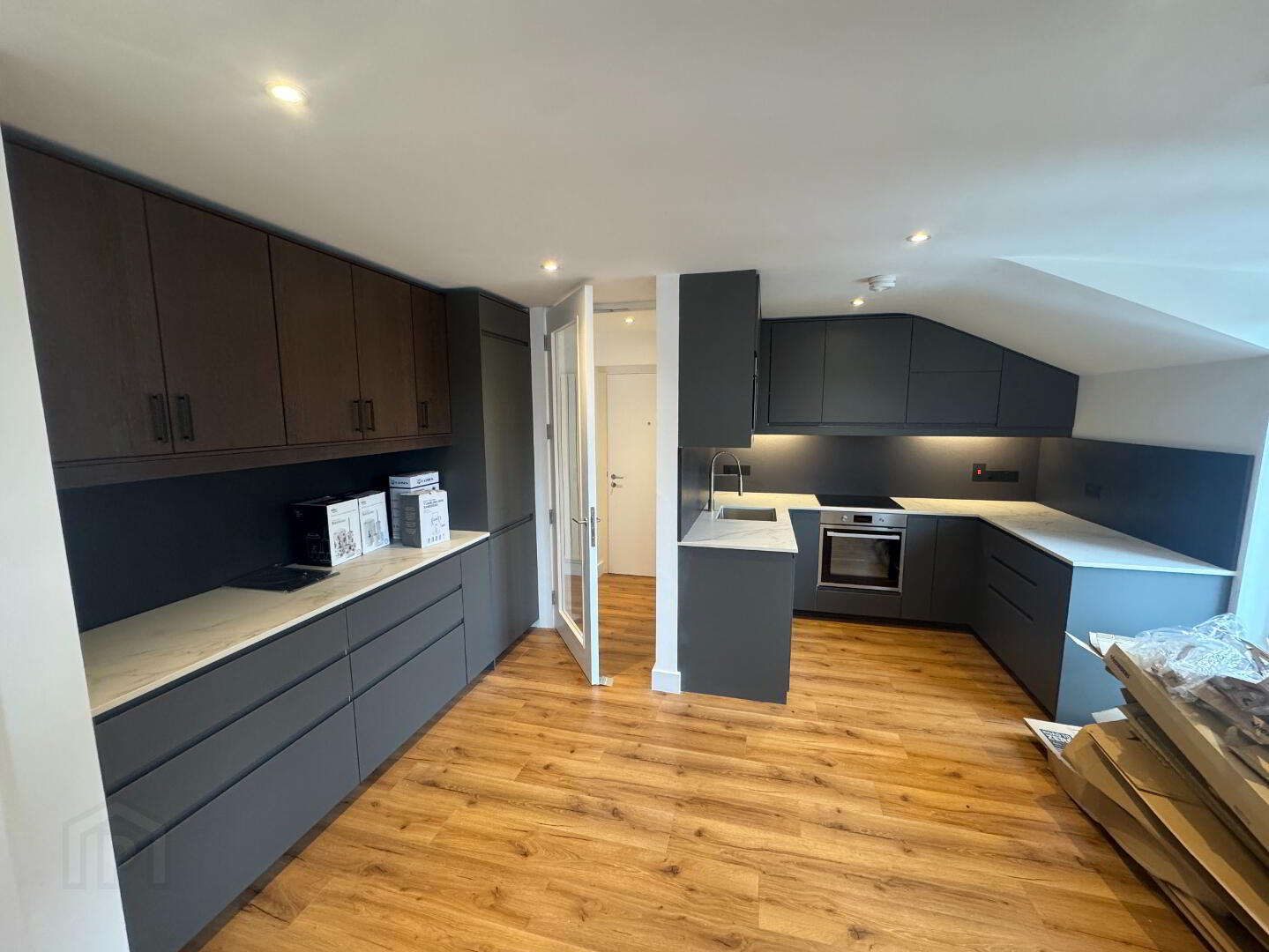 Balmoral Manor, 78 Balmoral Avenue 4 of 13