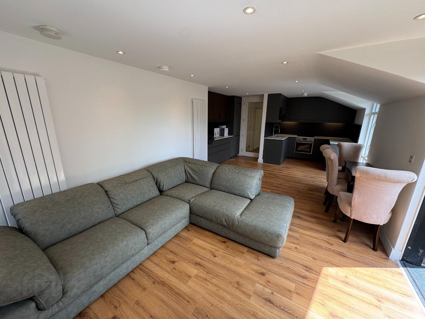 Balmoral Manor, 78 Balmoral Avenue 5 of 13