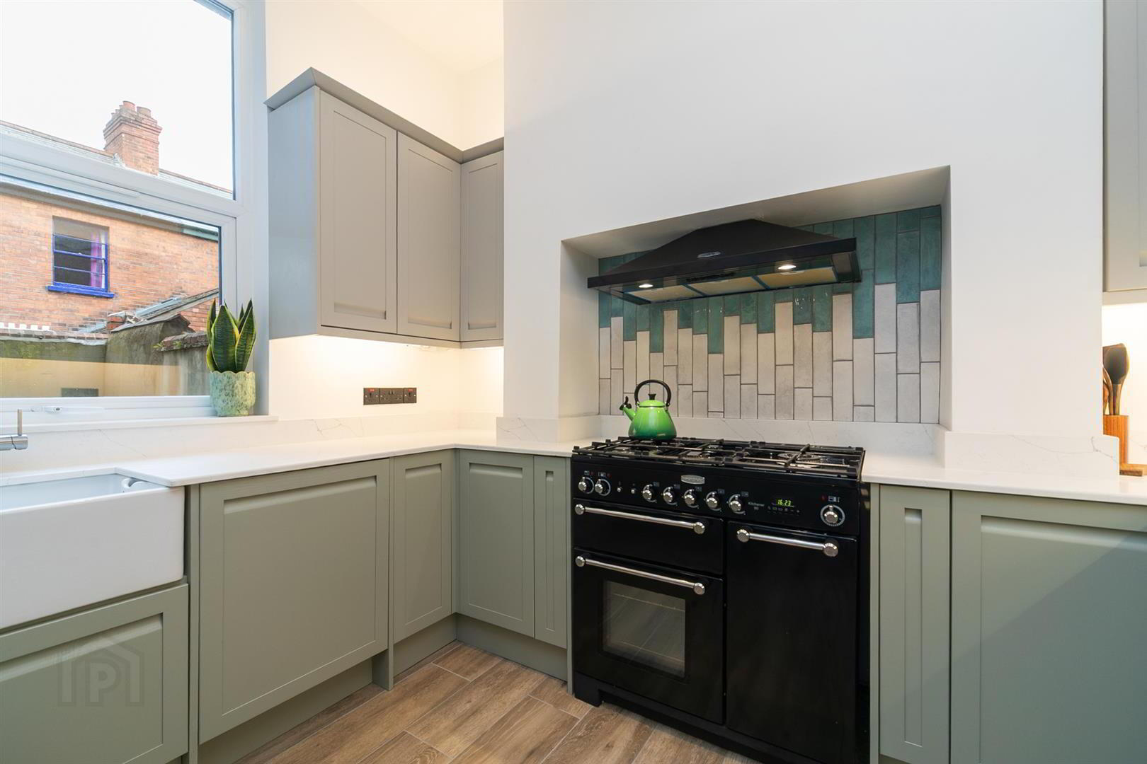21 Haypark Avenue 9 of 33