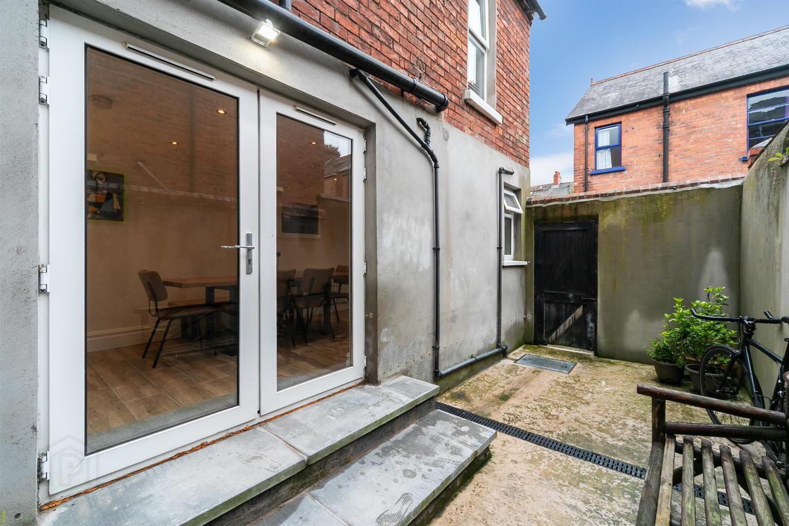 21 Haypark Avenue 31 of 33