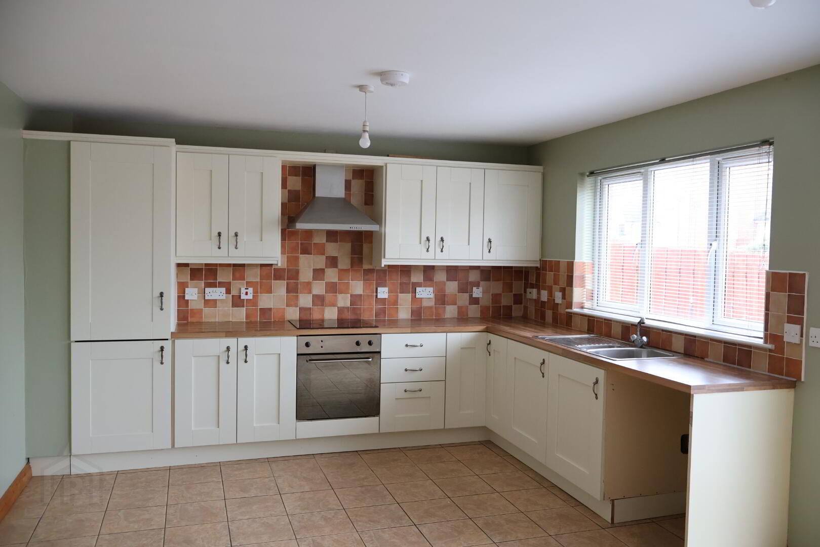 83 Drummond Manor 2 of 7