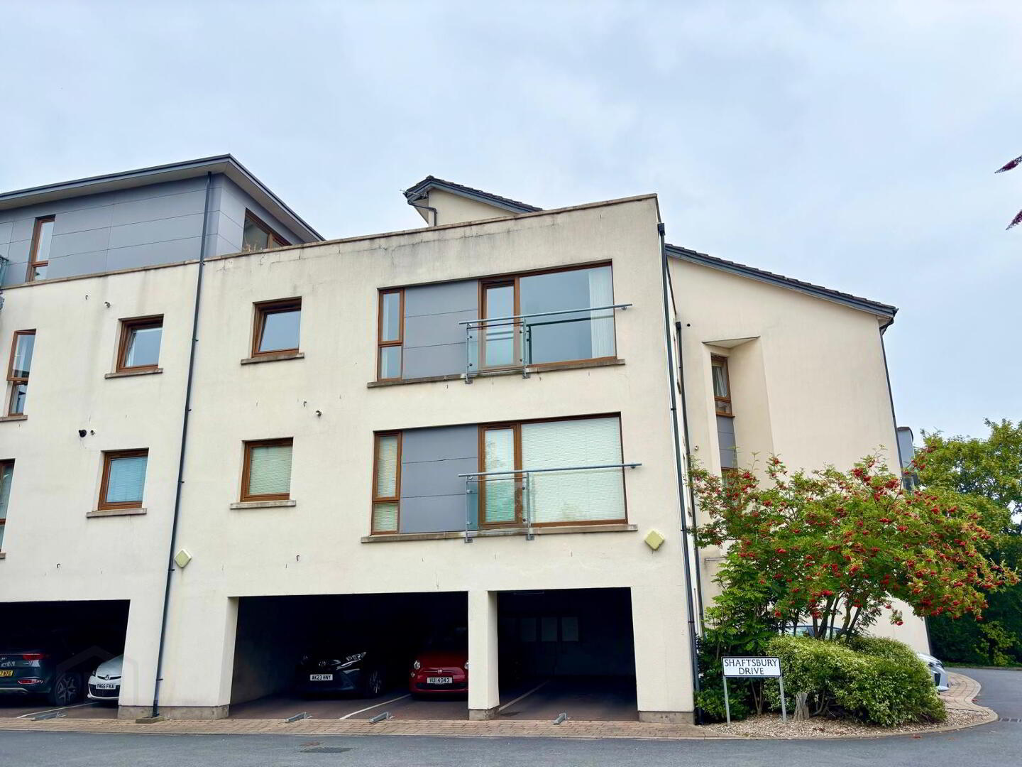 24 Shaftesbury Drive 1 of 15