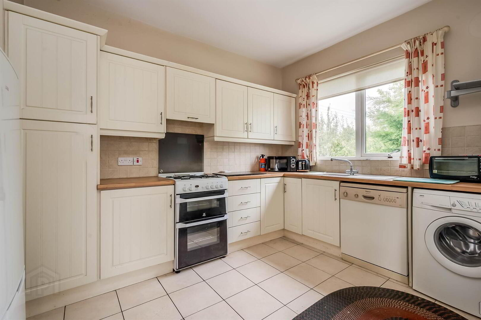 Bungalow @, 51 Middle Braniel Road 6 of 13