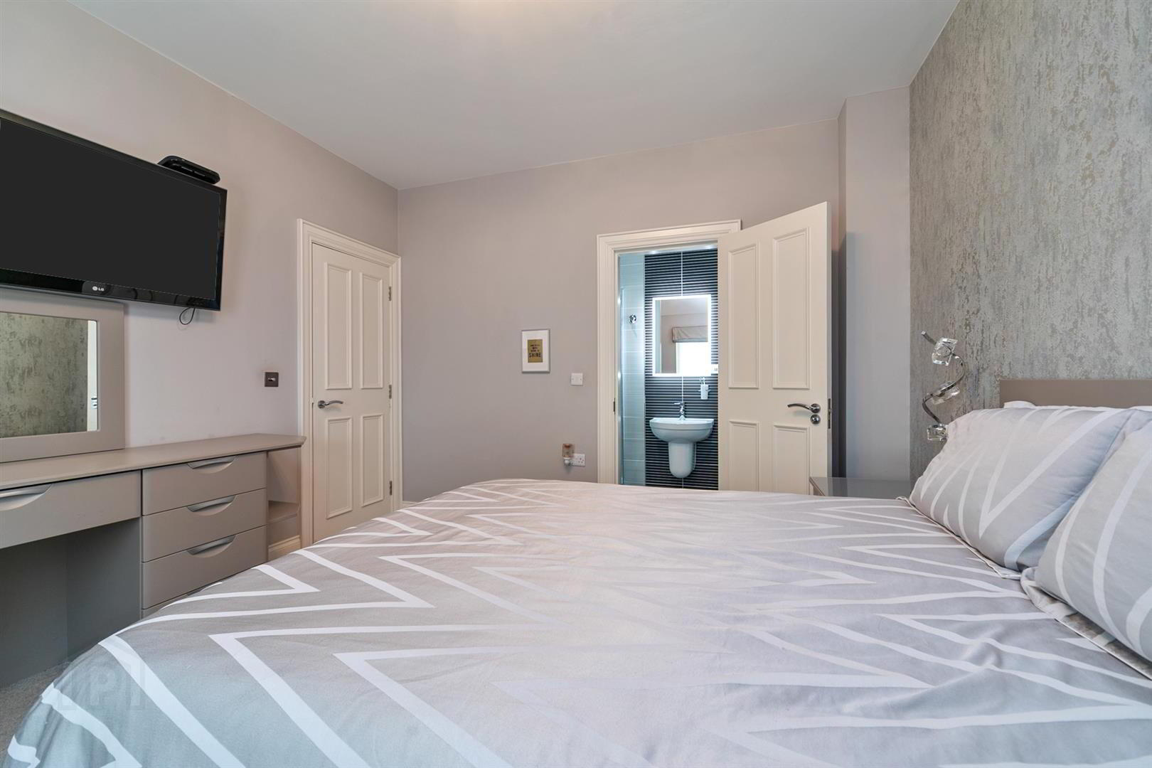 4 Bracken Hill Avenue 20 of 36