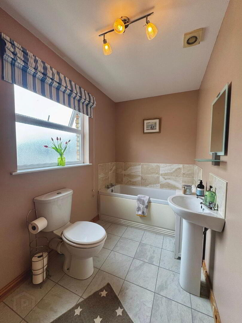 1 Castlewood Crescent 30 of 46