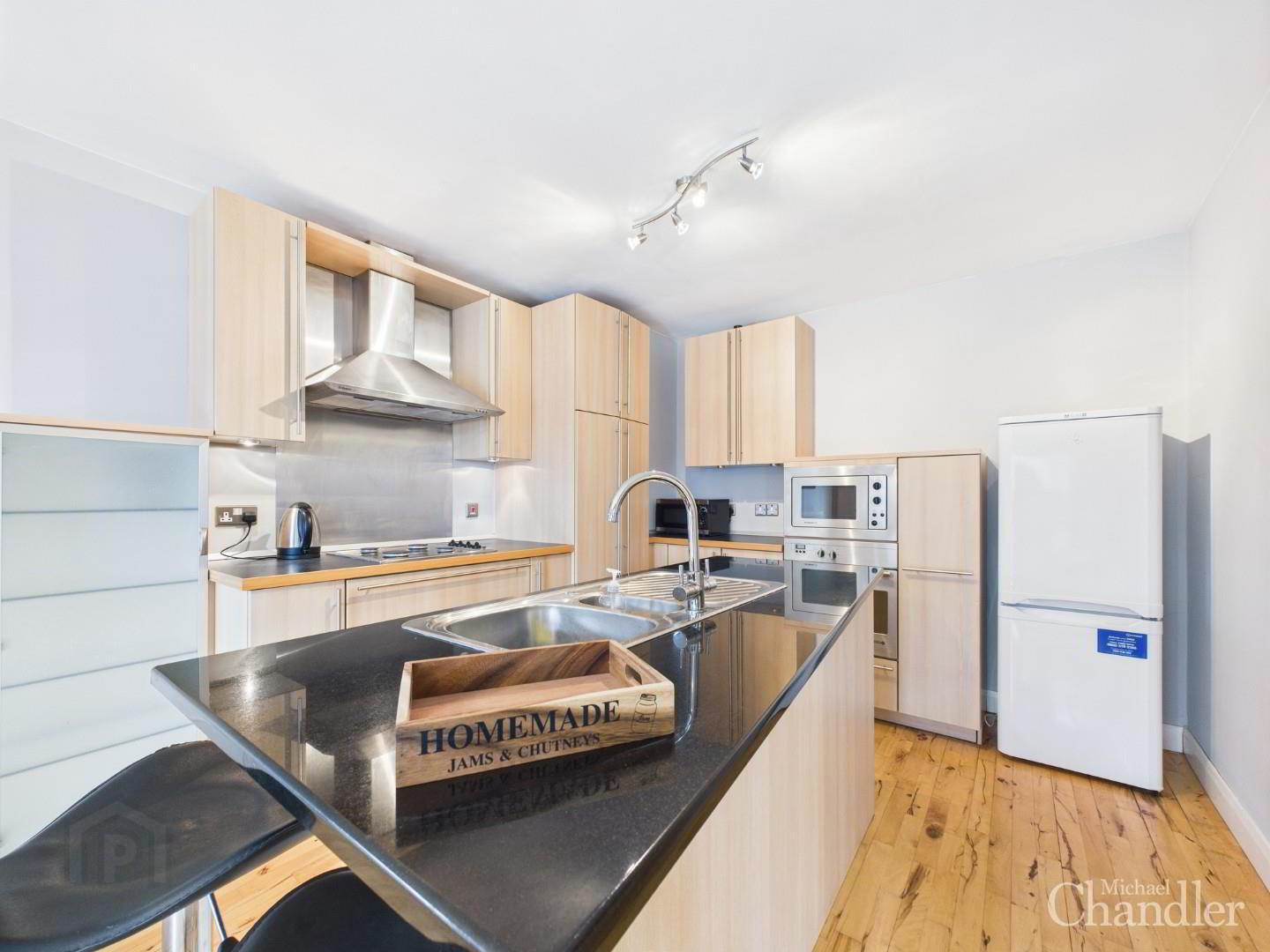 E5 Central Park, 33 Alfred Street 4 of 17