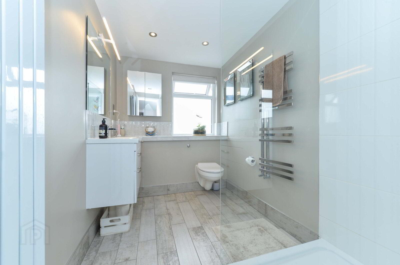 12 Craigowen Road 15 of 35