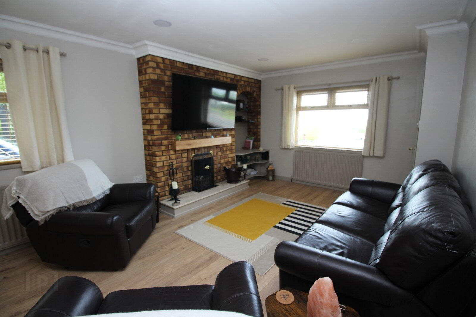 4 Hillhead Road 3 of 13