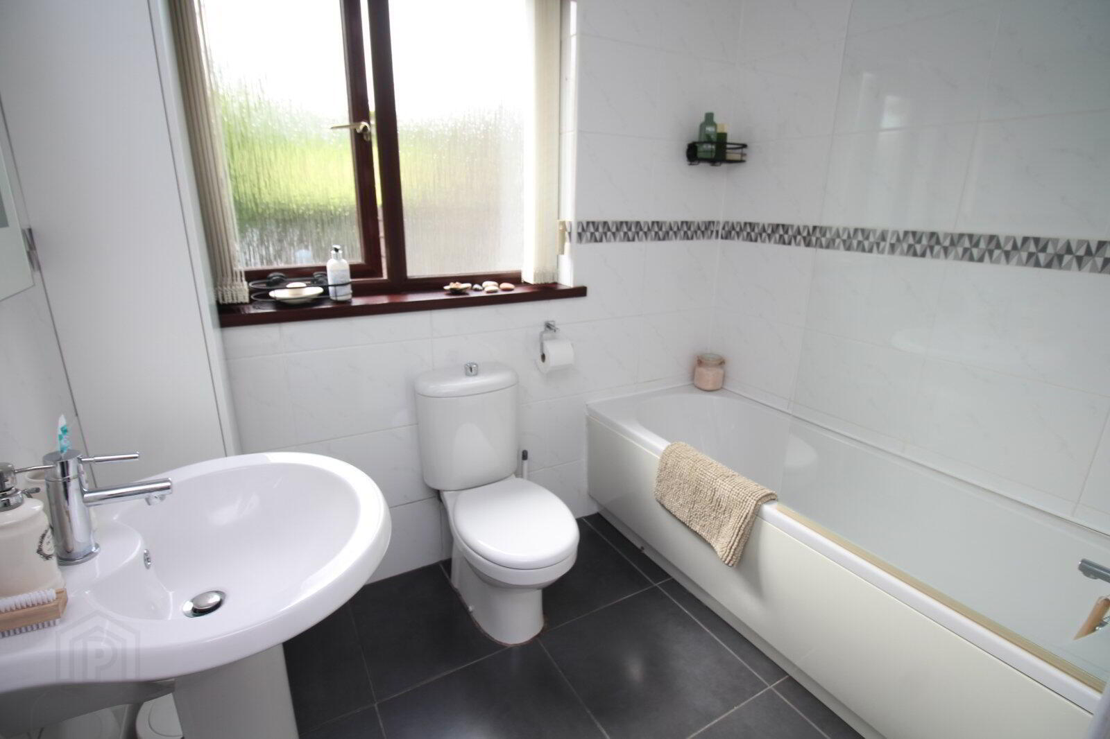 4 Hillhead Road 9 of 13