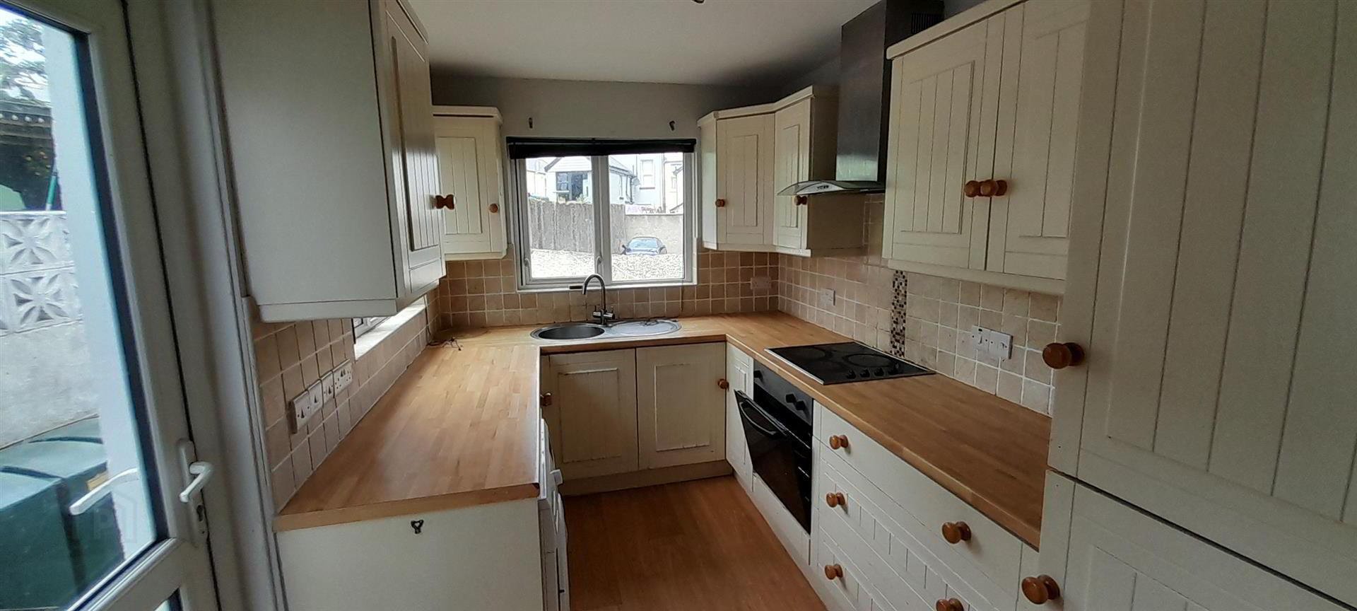 18 Railwayview Street 4 of 8