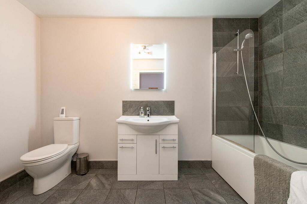Apt 25 Clarendon Quay, 1 Pilot Street 17 of 20