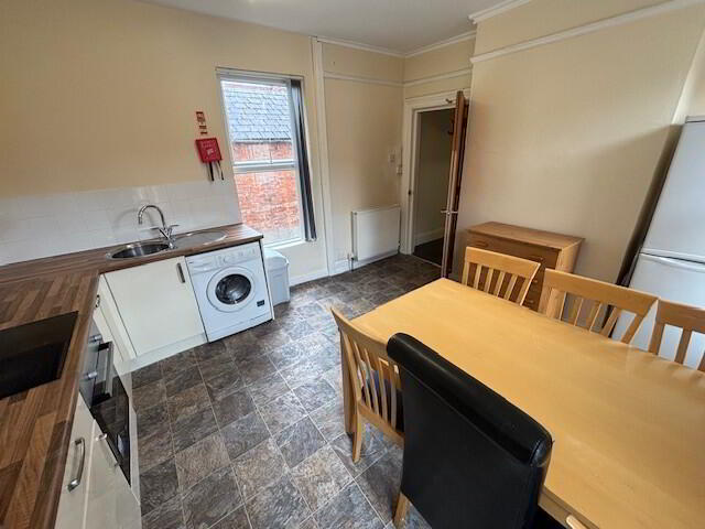 Great 6 Bedroom Apartment, 37 Cromwell Road 6 of 41