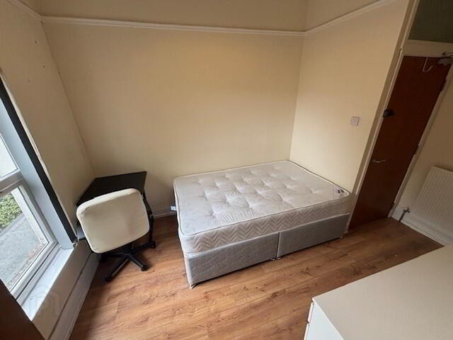 Great 6 Bedroom Apartment, 37 Cromwell Road 12 of 41
