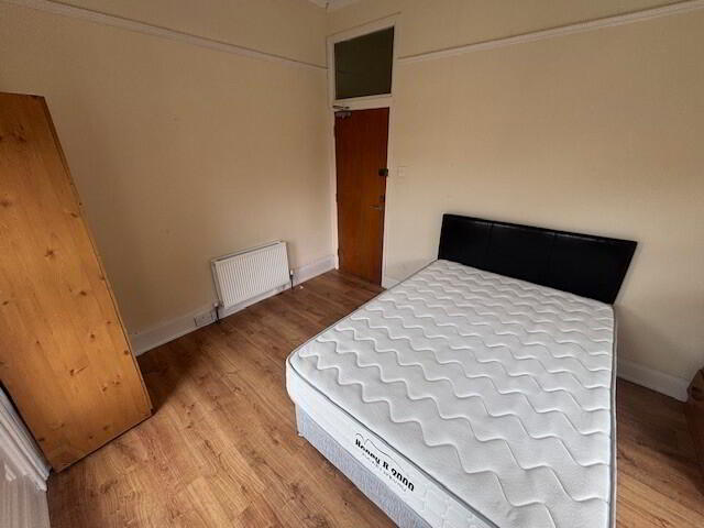Great 6 Bedroom Apartment, 37 Cromwell Road 15 of 41