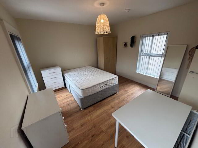 Great 6 Bedroom Apartment, 37 Cromwell Road 24 of 41
