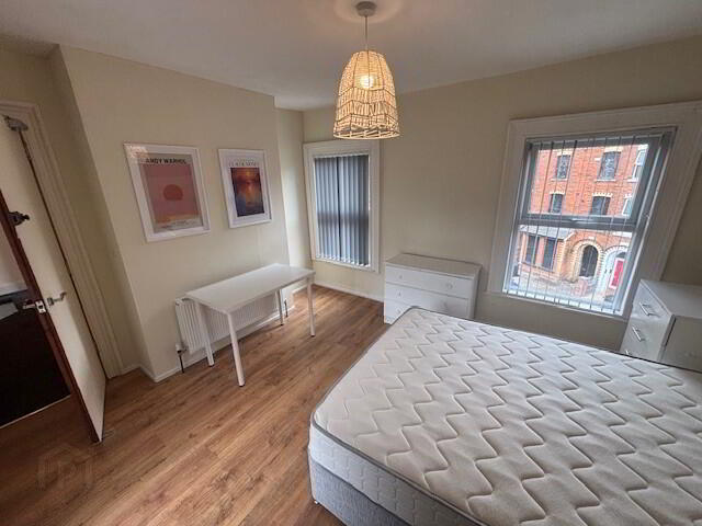 Great 6 Bedroom Apartment, 37 Cromwell Road 25 of 41
