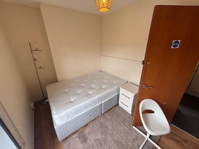 Great 6 Bedroom Apartment, 37 Cromwell Road 27 of 41