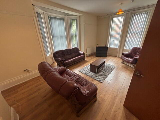 Great 6 Bedroom Apartment, 37 Cromwell Road 30 of 41