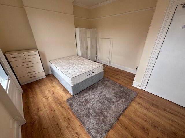 Great 6 Bedroom Apartment, 37 Cromwell Road 34 of 41