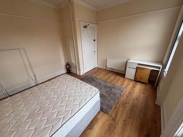 Great 6 Bedroom Apartment, 37 Cromwell Road 35 of 41
