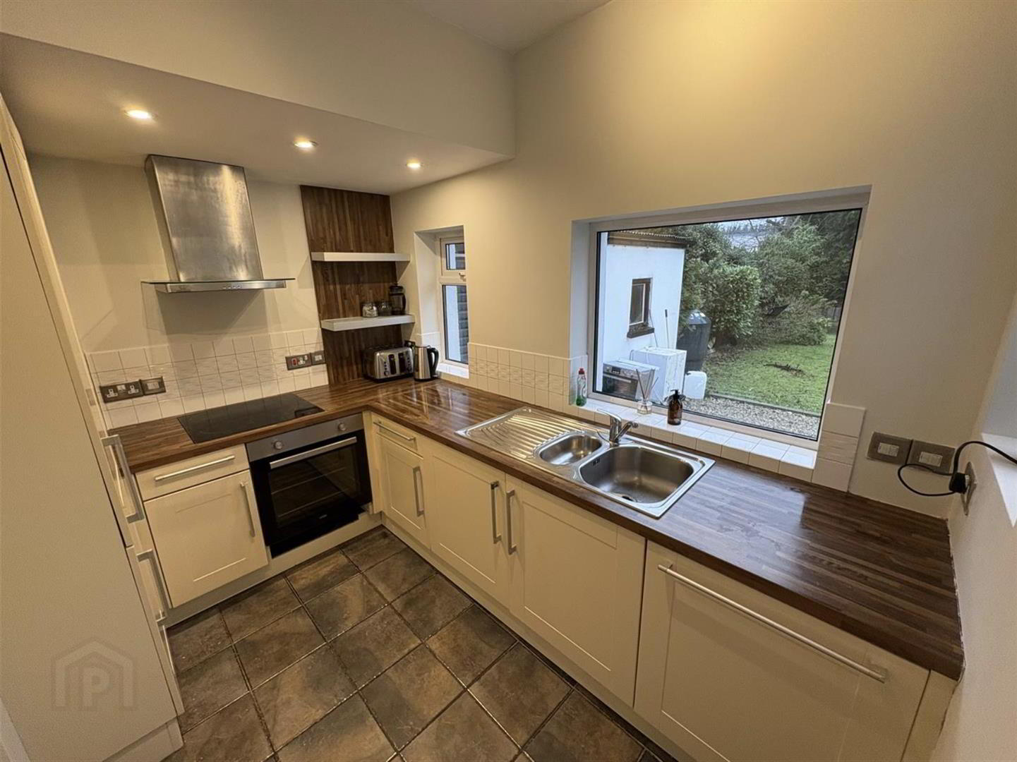 75 Upper Lisburn Road 6 of 17