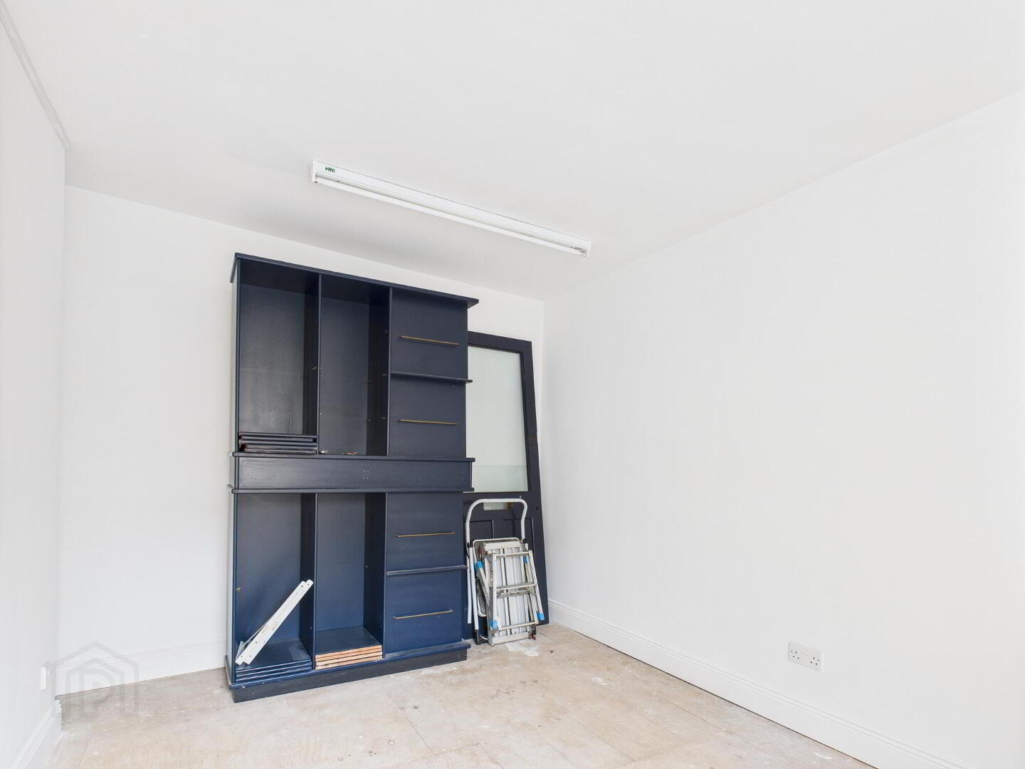 8 - 11 Conduit Lane 9 of 24