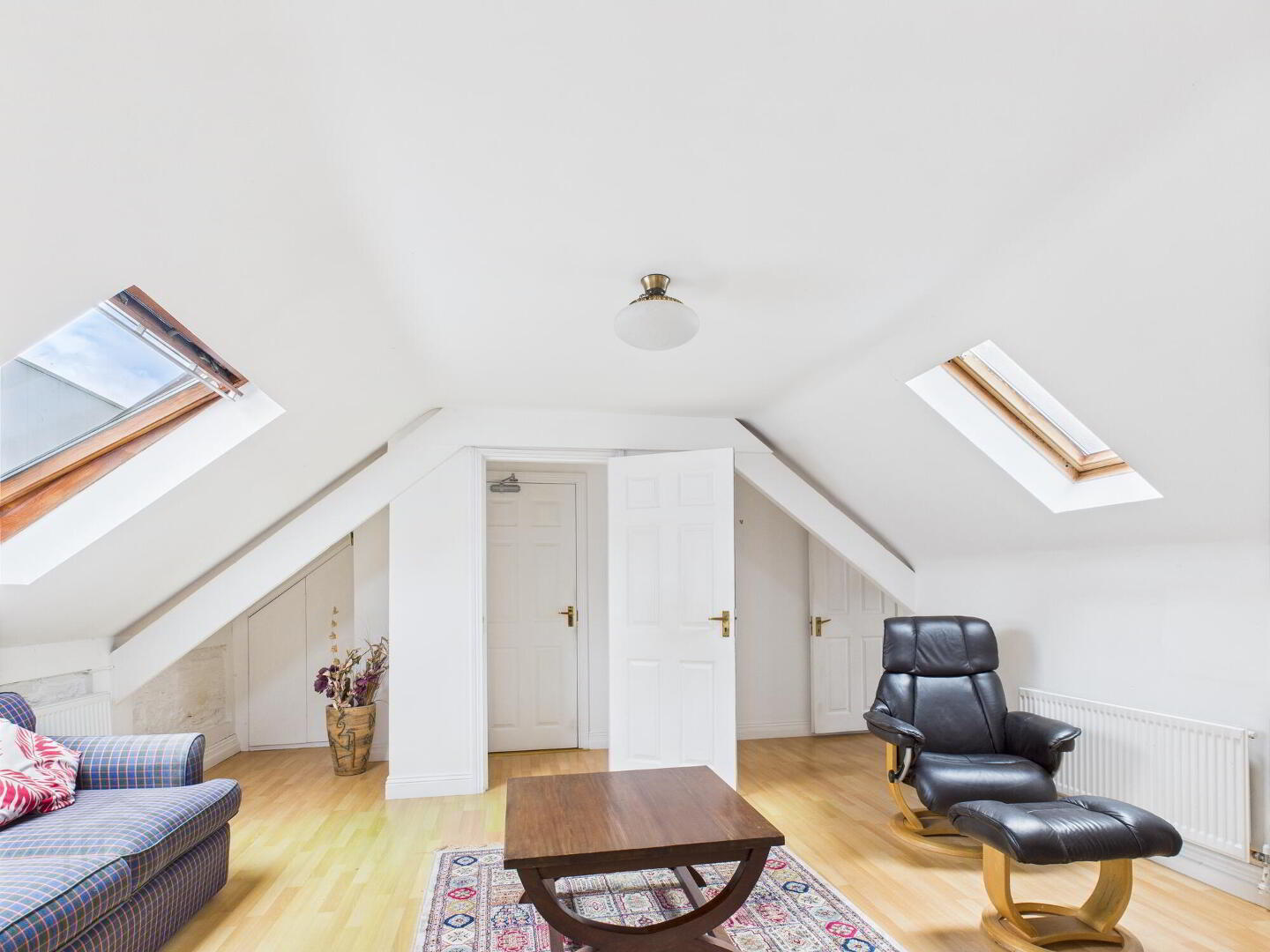 8 - 11 Conduit Lane 15 of 24
