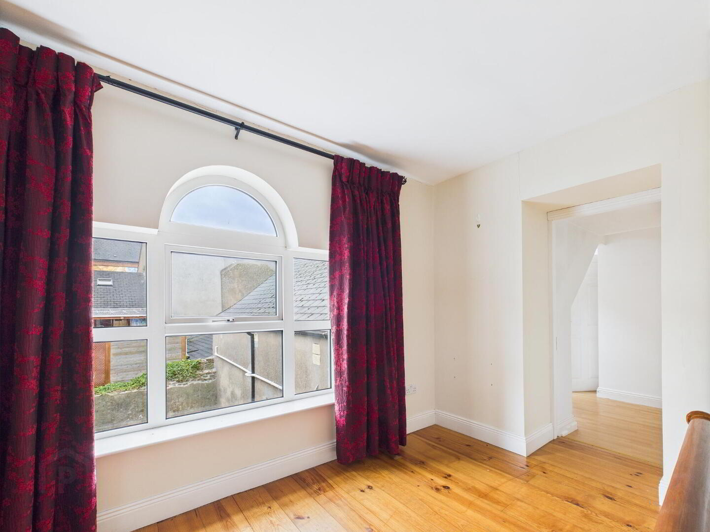 8 - 11 Conduit Lane 18 of 24