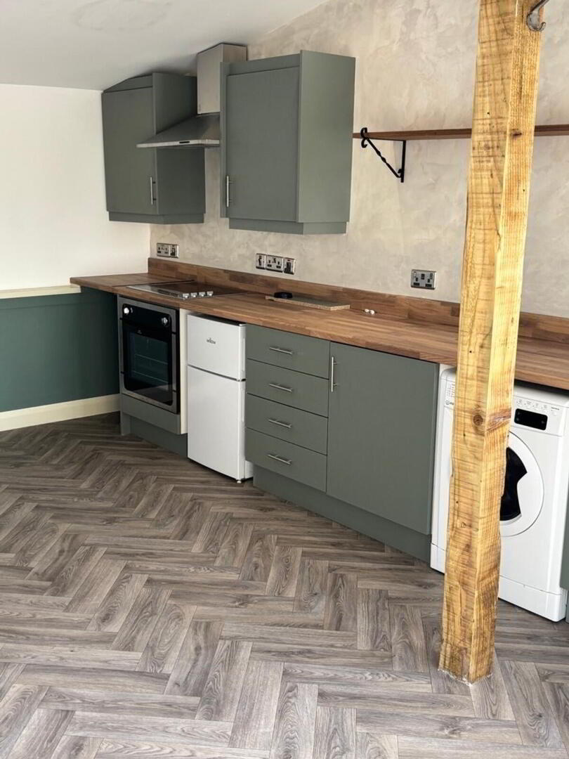 Apt 3, 13 Ballinderry Road 6 of 10