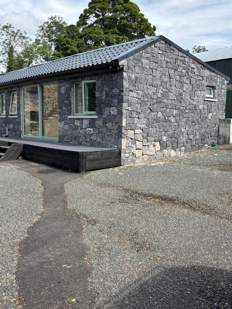 Apt 3, 13 Ballinderry Road 1 of 10