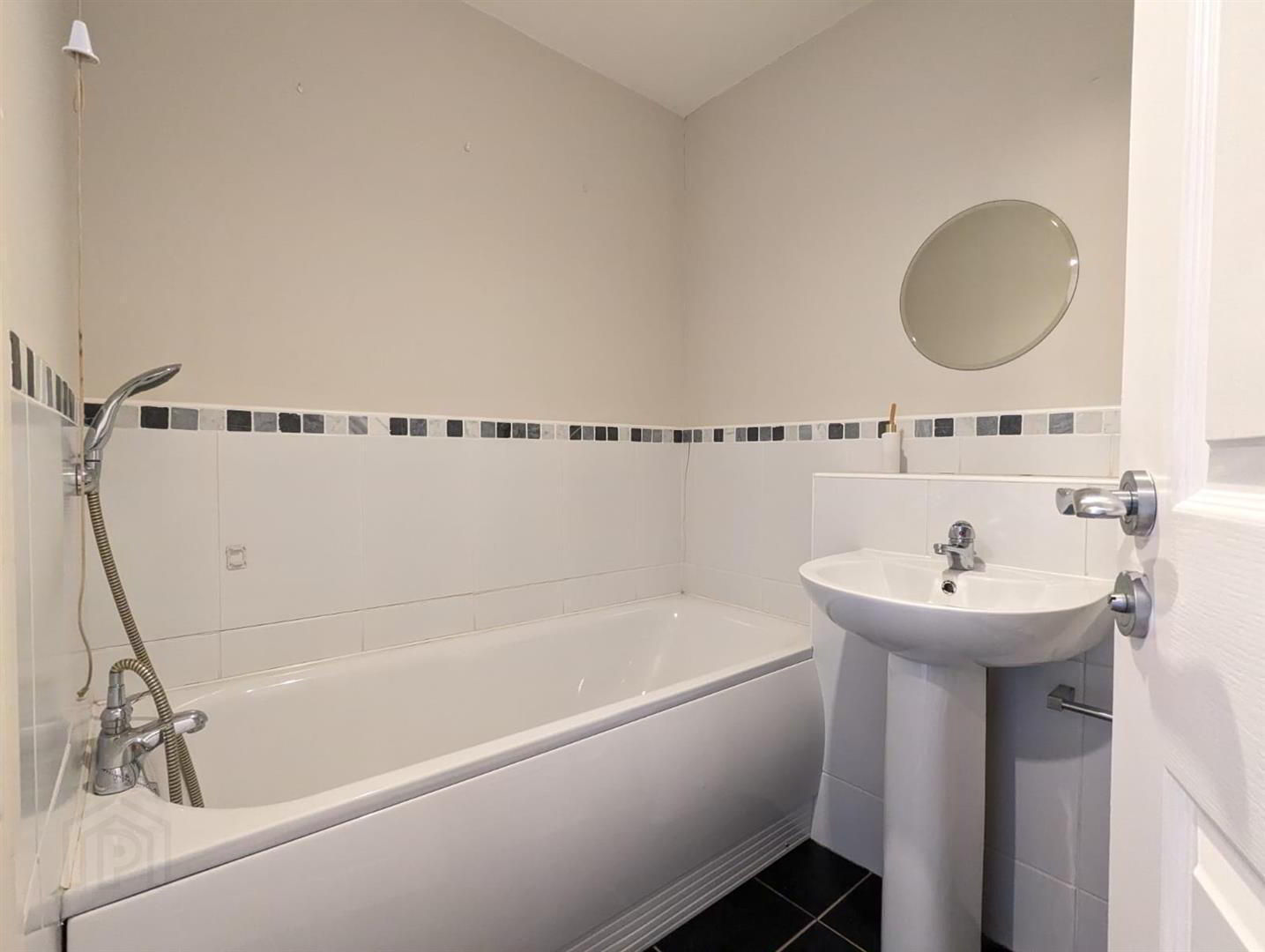 31 Brooklands Grove 12 of 13