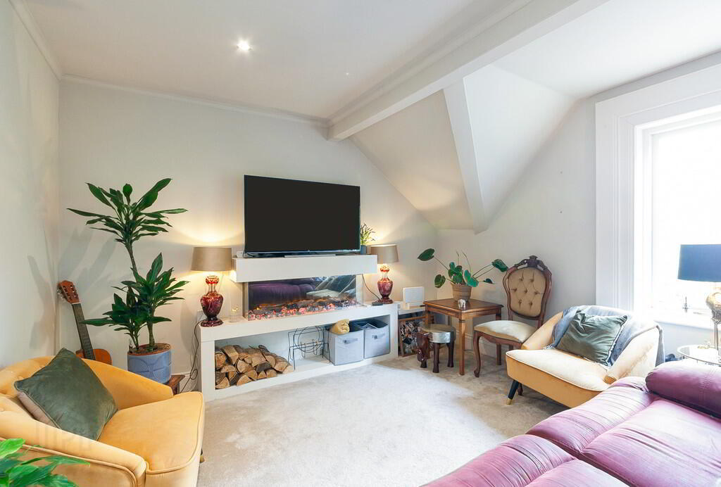 Apt 3, 79 Marlborough Park South 7 of 22