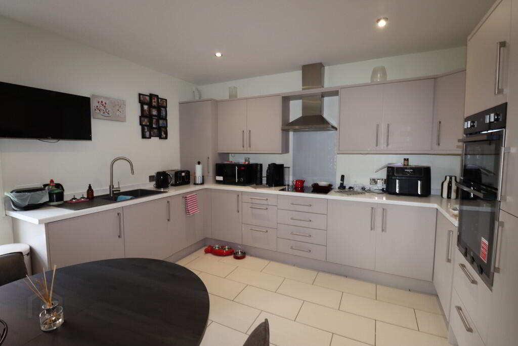 101b Upper Road 3 of 13