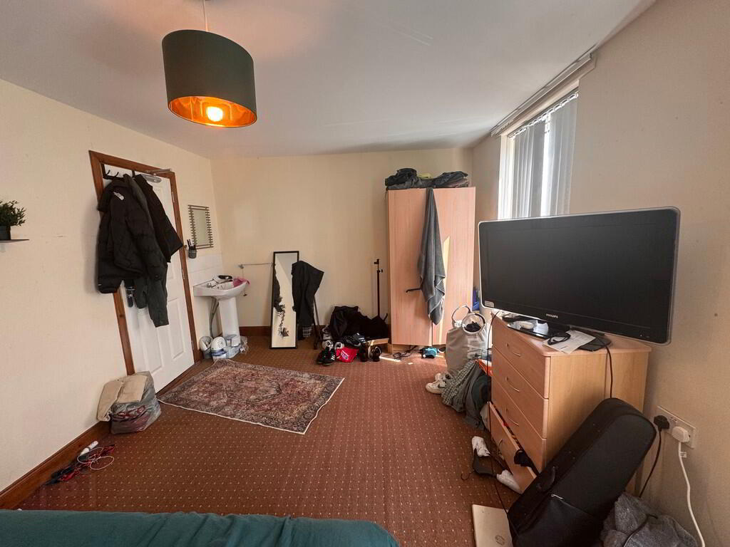 Flat 2, 6 Eglantine Avenue 6 of 15