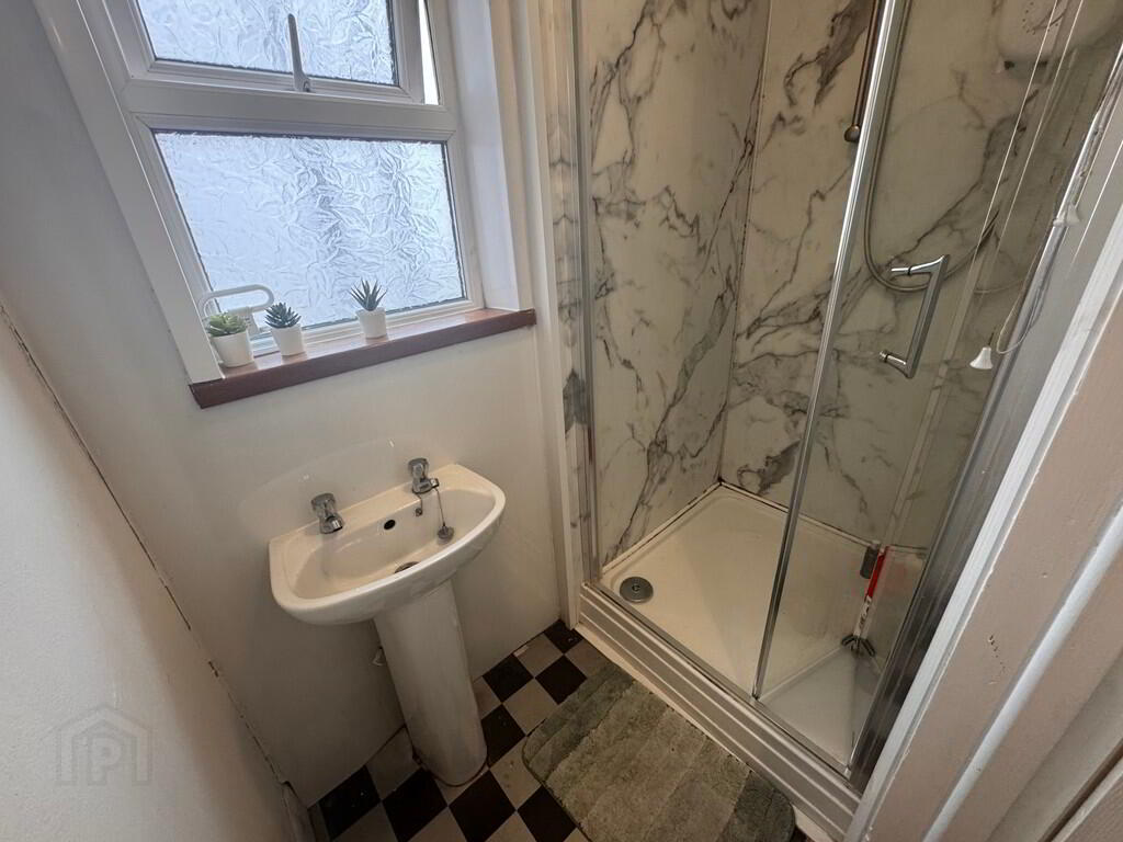 Flat 2, 6 Eglantine Avenue 7 of 15