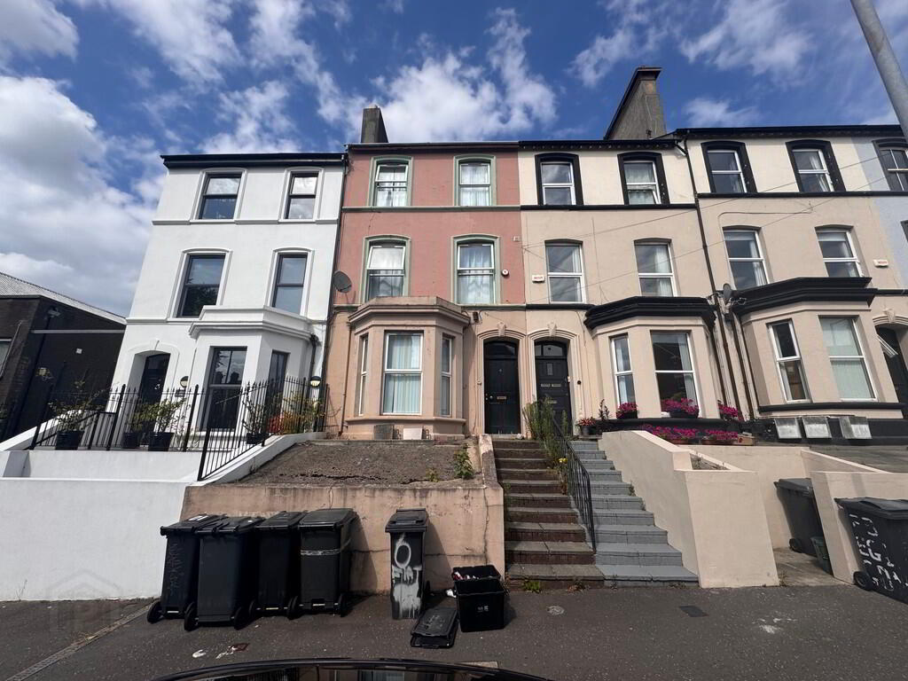 Flat 2, 6 Eglantine Avenue 1 of 15