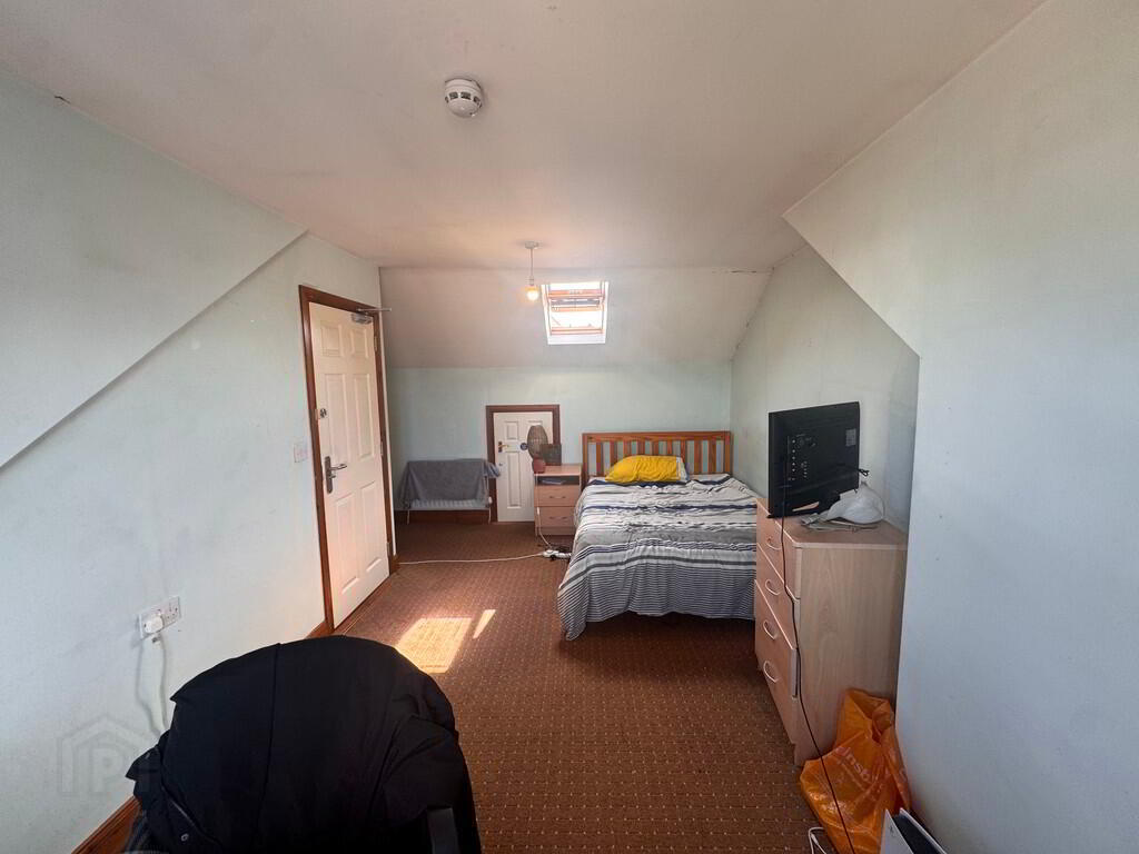 Flat 2, 6 Eglantine Avenue 14 of 15