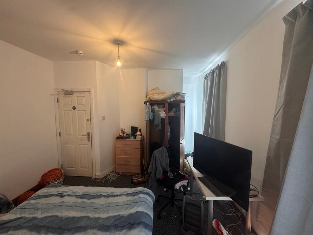 Flat 2, 6 Eglantine Avenue 10 of 15