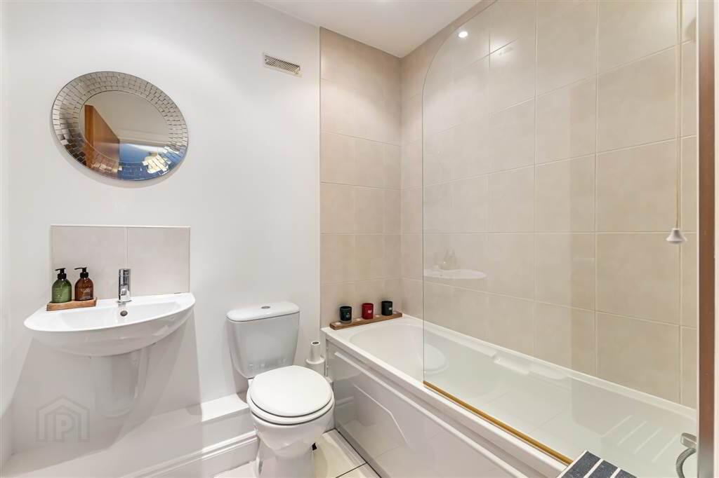 Apt 34, 2 Annadale Square 15 of 17
