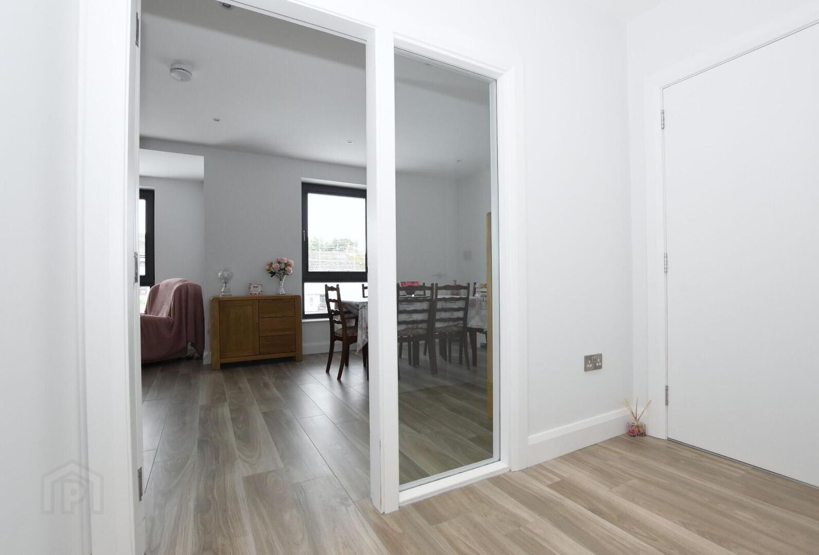 Apt 4 Contemporary First Floor Apartment, 7 Meeting Street 6 of 25