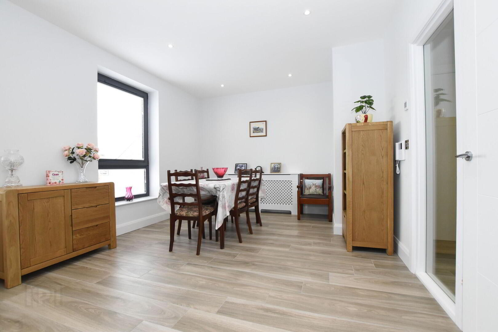 Apt 4 Contemporary First Floor Apartment, 7 Meeting Street 8 of 25