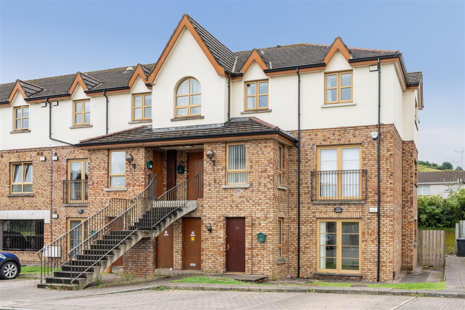 20a Woodrow Gardens 1 of 8