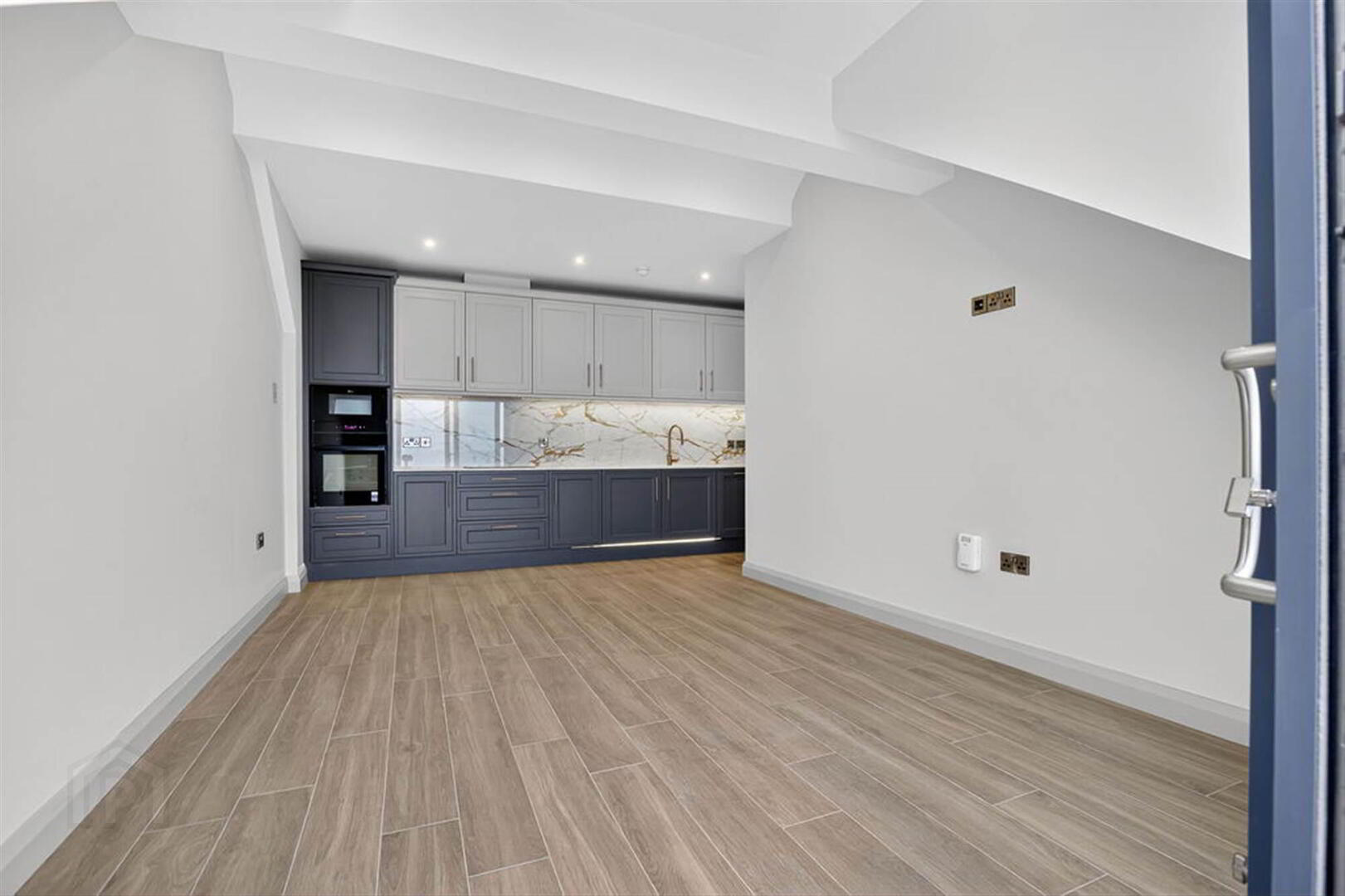 Apartment 6 17 The Promenade 10 of 41