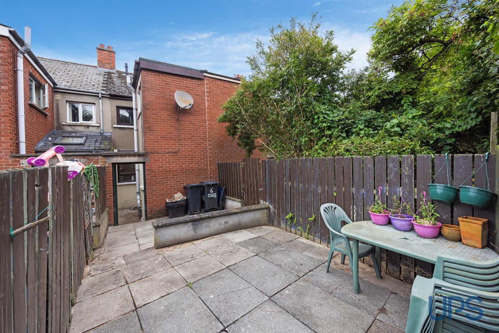 6 Iveagh Crescent 2 of 23