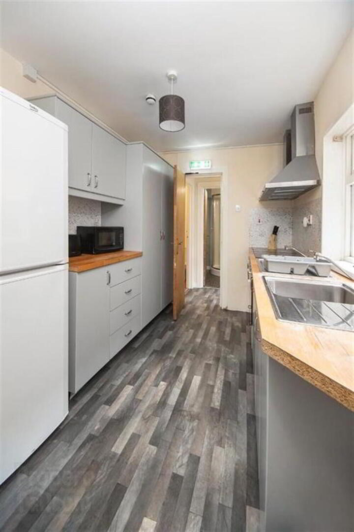 Room 6, 96 Cromwell Road 5 of 8