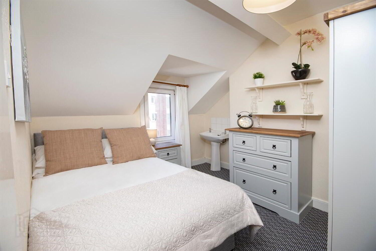Room 6, 96 Cromwell Road 1 of 8