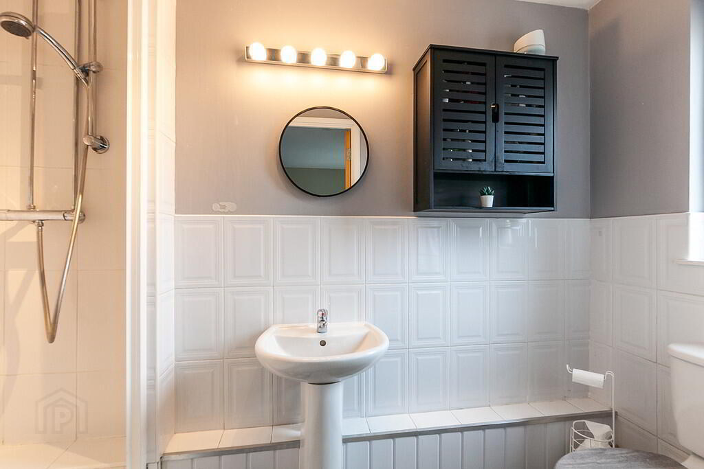 Apartment 60 17 Queens Square 13 of 20