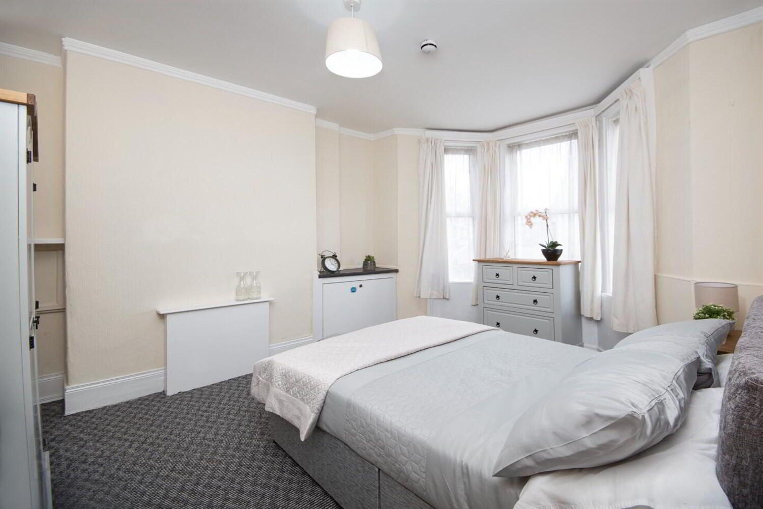 Room 1, 96 Cromwell Road 1 of 7